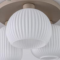 Taklampa Elowen med tre lampor - beige med räfflat mjölkvitt glas