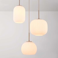 Pendellampa Serilda med tre lampor - räfflat mjölkvitt glas