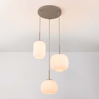 Pendellampa Serilda med tre lampor - räfflat mjölkvitt glas
