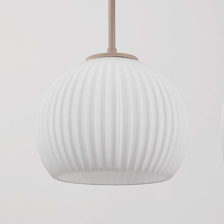 Pendellampa Odalyn med sex lampor - beige med räfflat mjölkvitt glas