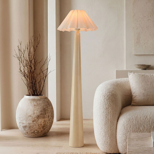 Golvlampa Maude med plisserad linneskärm i beige