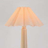 Golvlampa Maude med plisserad linneskärm i beige