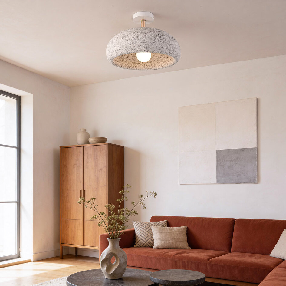 Wabi sabi-taklampa Zenro - vit terrazzo med roséguldsdetalj