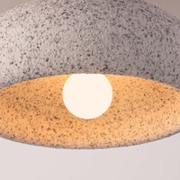 Wabi sabi-taklampa Zenro - vit terrazzo med roséguldsdetalj