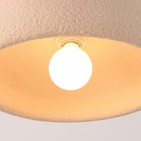 Wabi sabi-taklampa Zenro - sandbeige med roséguldsdetalj