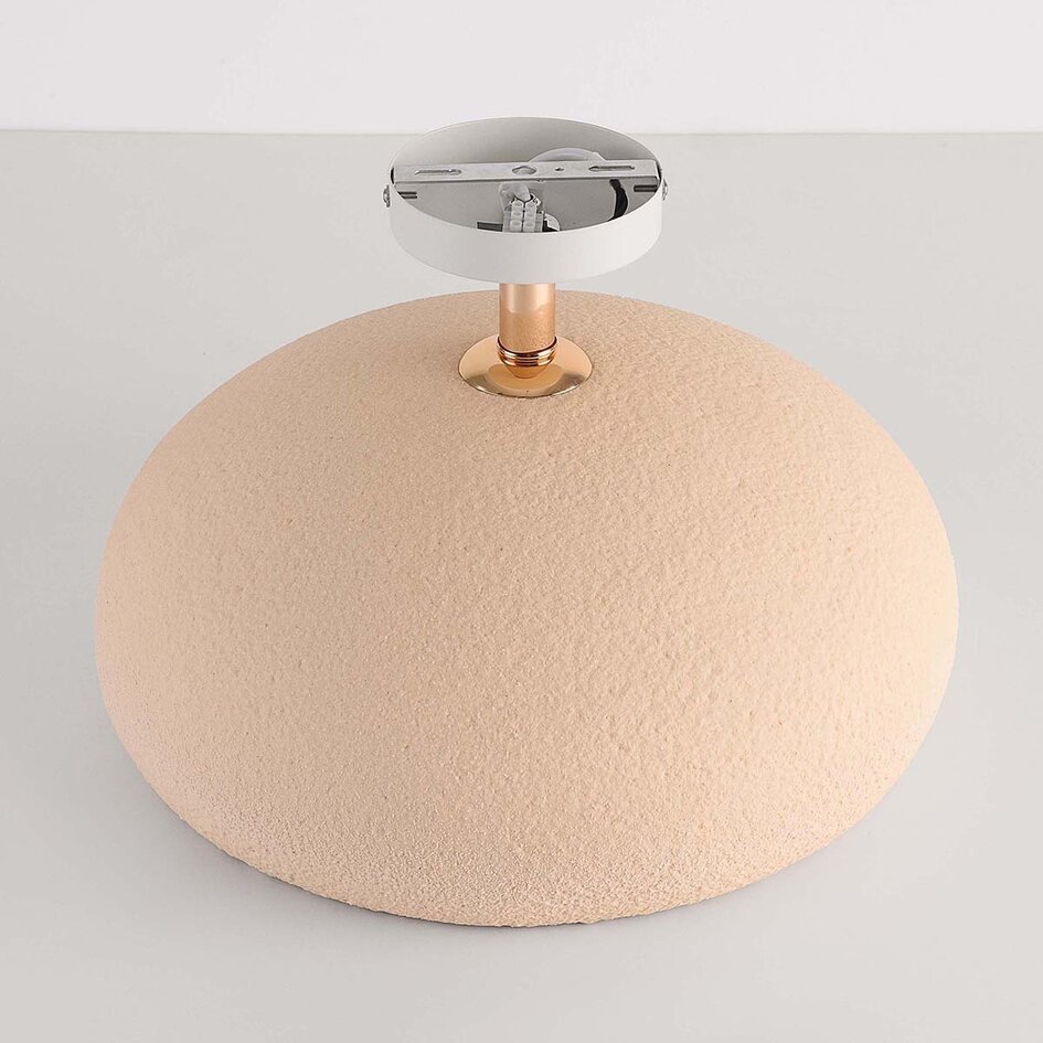 Wabi sabi-taklampa Zenro - sandbeige med roséguldsdetalj