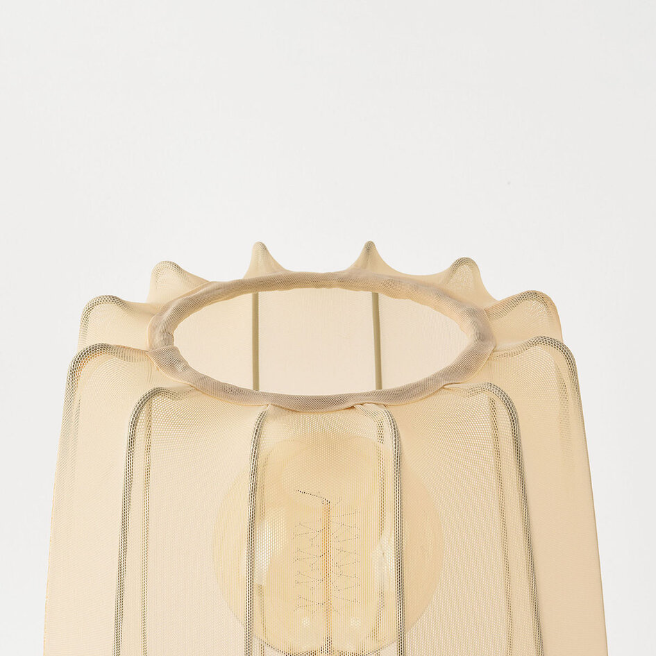 Bordslampa Solva av tyg i ljusbeige