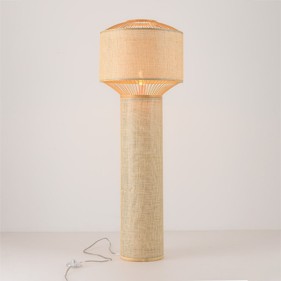 Golvlampa Fiora i bambu med vävd skärm