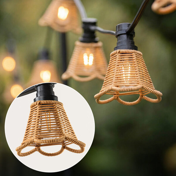 Ljusslinga-set inklusive skärmar i träfärg med blomform, tillgänglig med olika LED-lampor
