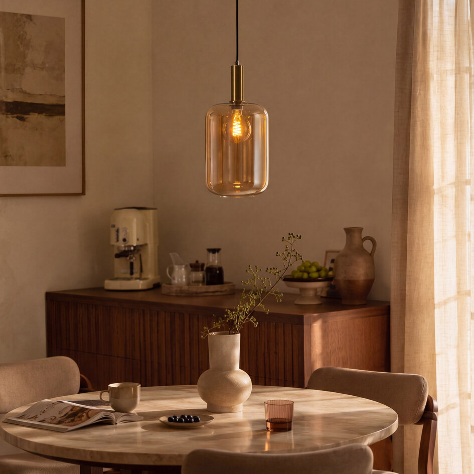Pendellampa Sofito i guld med amberglas