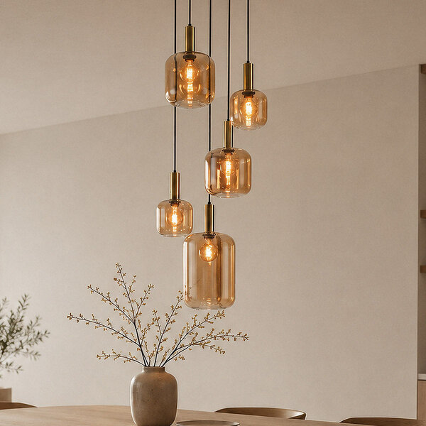 Pendellampa Cinque med fem lampor, guld och amberglas