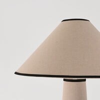 Golvlampa Violetta i linne, benvitt