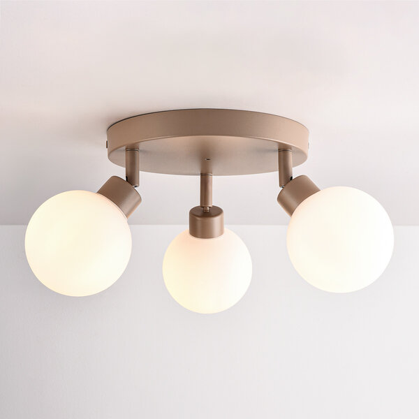 Taklampa Zano med 3 vridbara ljuspunkter - sandbeige med mjölkvitt glas