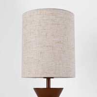 Bordslampa Fabiola med linneskärm och valnötslook