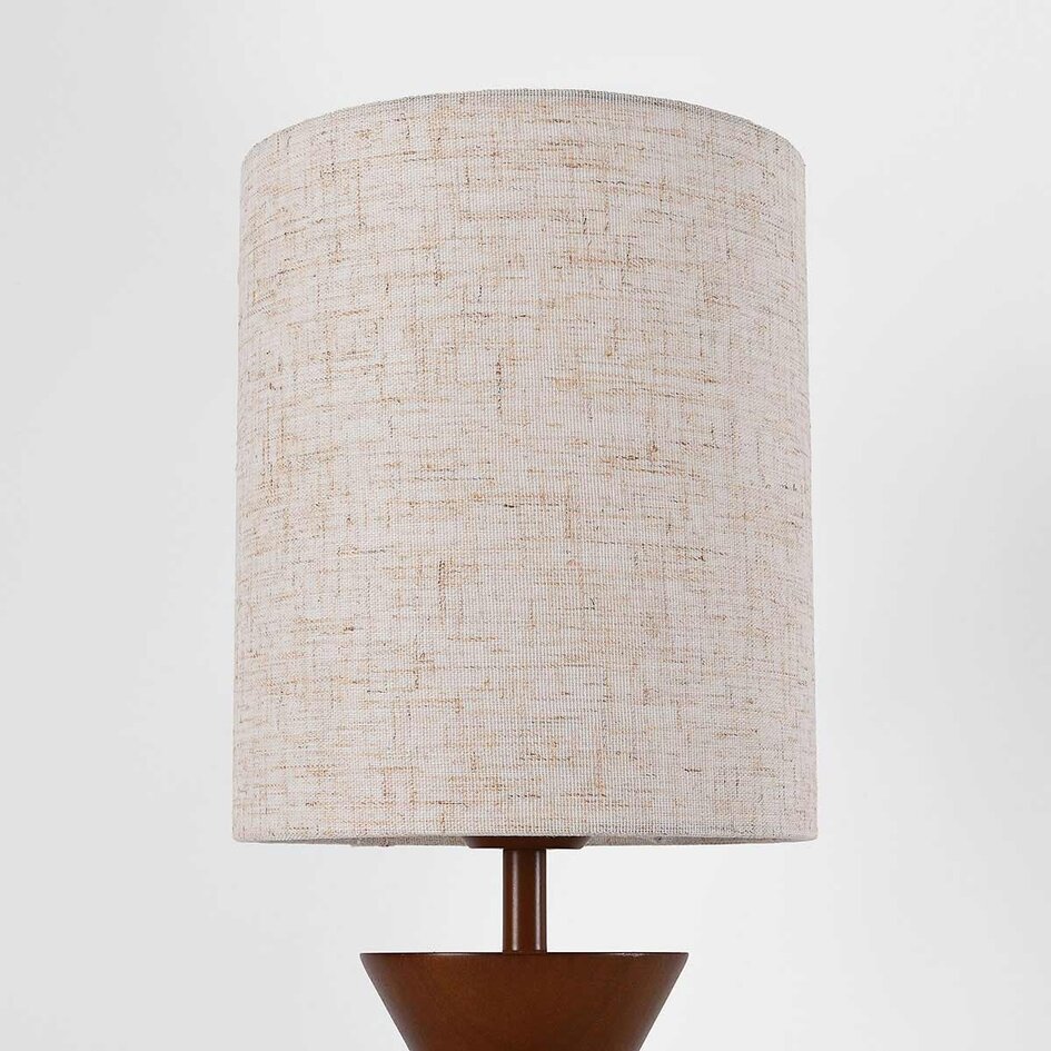 Bordslampa Fabiola med linneskärm och valnötslook