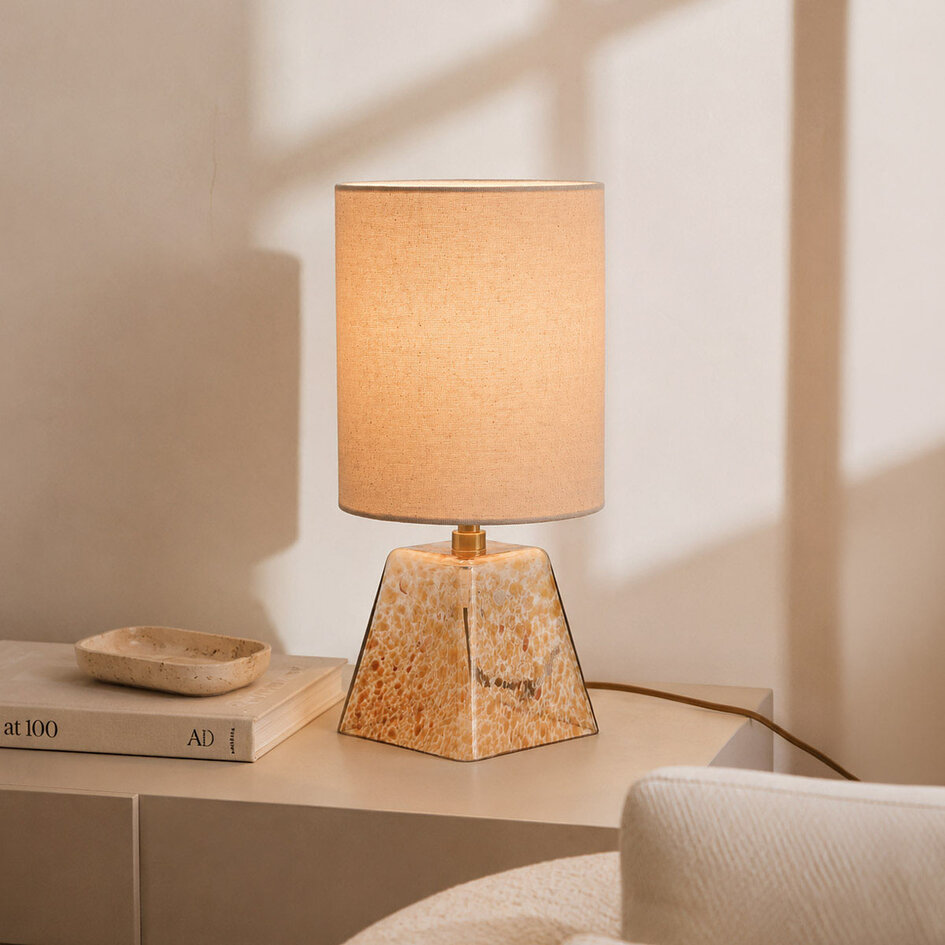 Bordslampa Irsa med linneskärm och amberglas