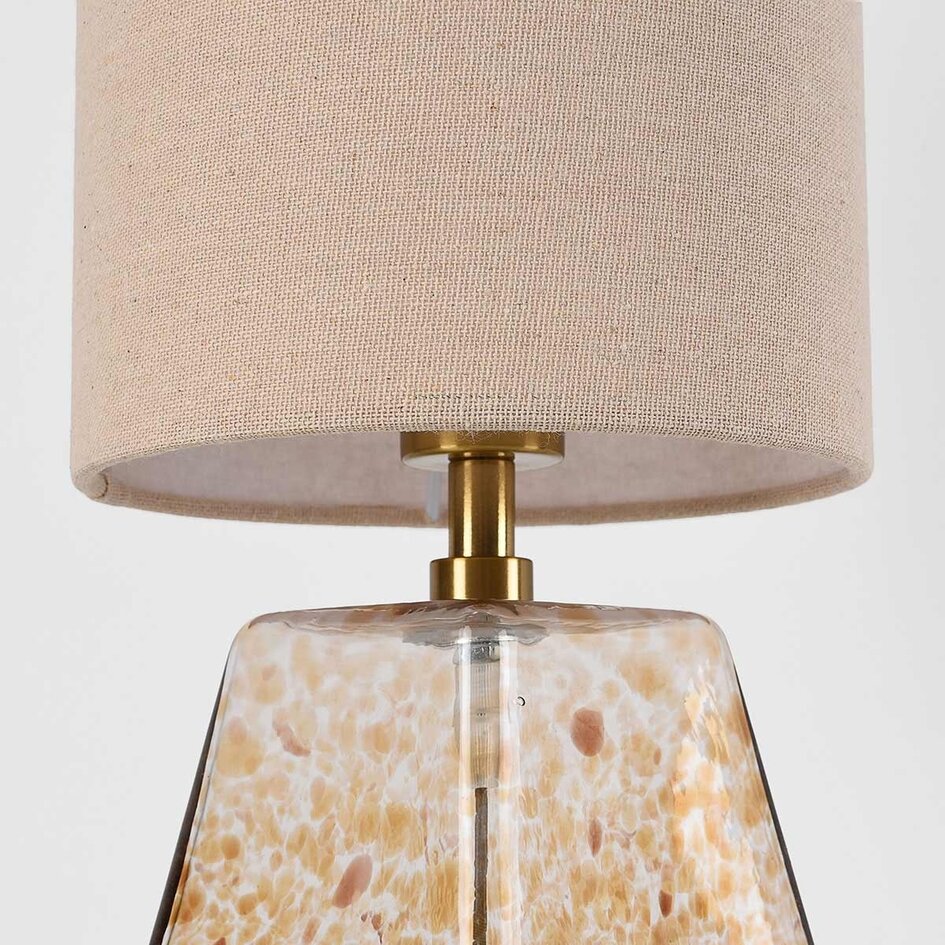 Bordslampa Irsa med linneskärm och amberglas