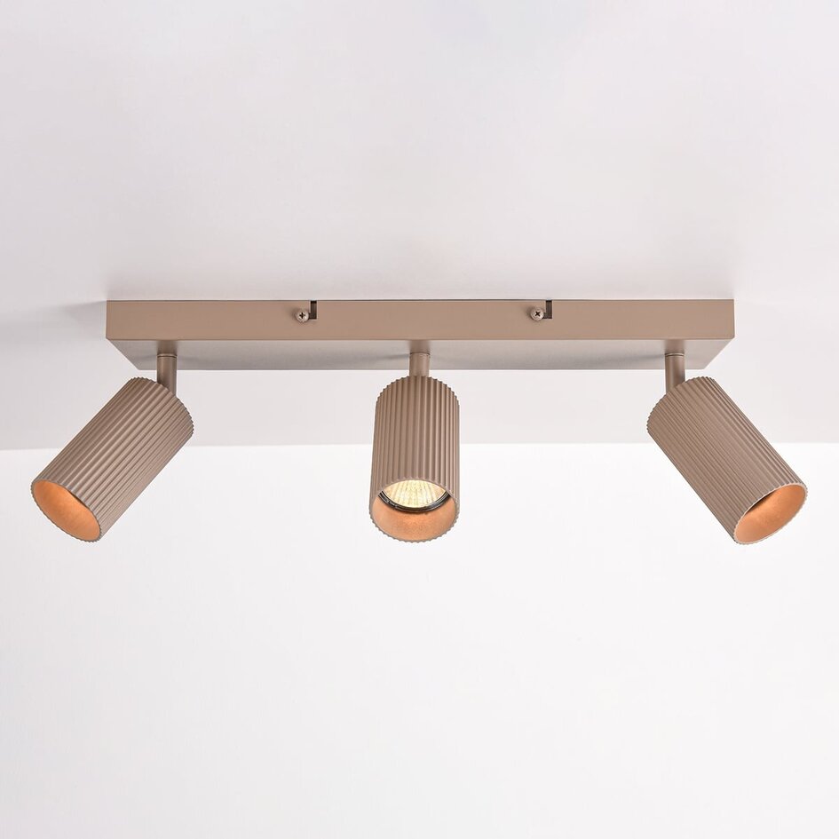 Taklampa Blaze med 3 räfflade, justerbara spotlights - sandbeige