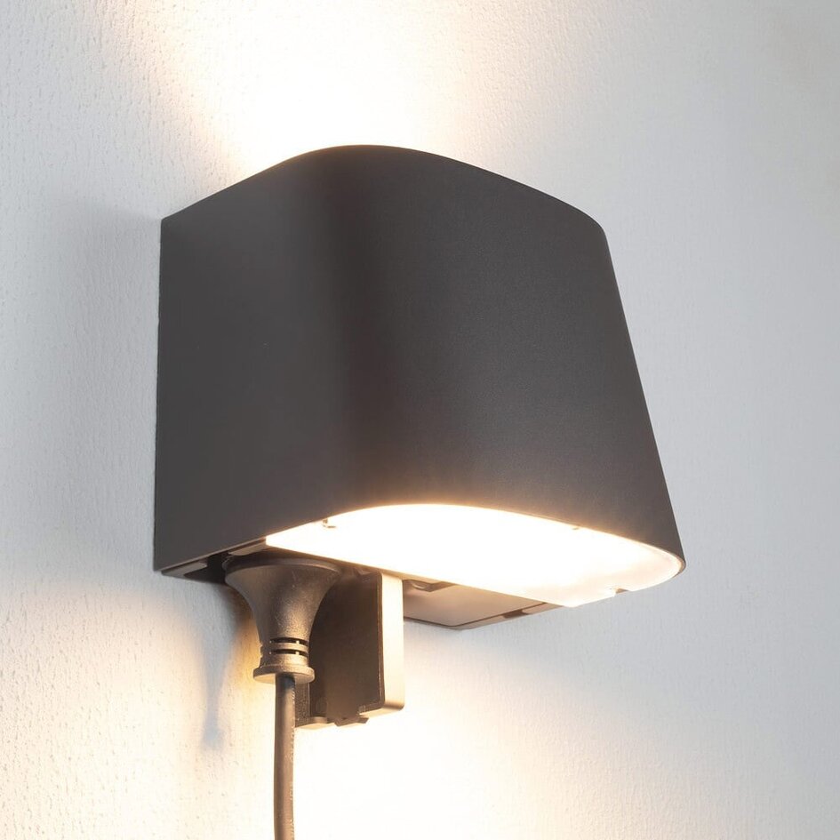 Utomhusvägglampa Astro med skymningssensor och eluttag - med integrerad LED