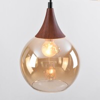 Pendellampa Loua med tre lampor - amberfärgat glas och träutseende