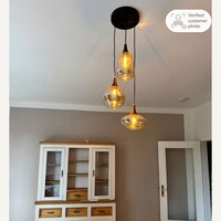 Pendellampa Loua med tre lampor - amberfärgat glas och träutseende