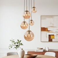 Pendellampa Marui med fem kulor i amberfärgat glas och guldaccenter