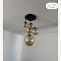 Pendellampa Marui med fem kulor i amberfärgat glas och guldaccenter