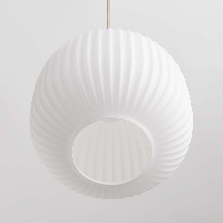 Pendellampa Meliora med tre lampor - beige med räfflat mjölkvitt glas