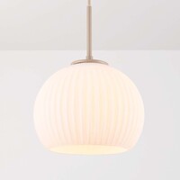 Pendellampa Meliora med tre lampor - beige med räfflat mjölkvitt glas