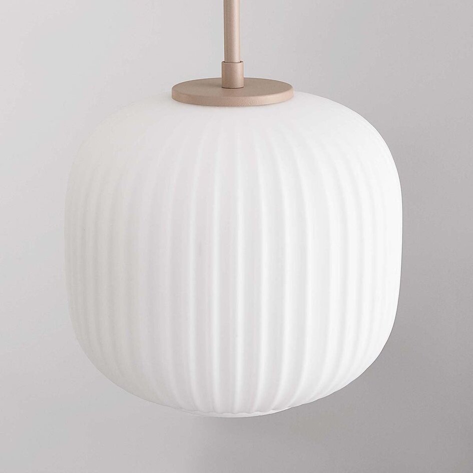 Pendellampa Meliora med tre lampor - beige med räfflat mjölkvitt glas