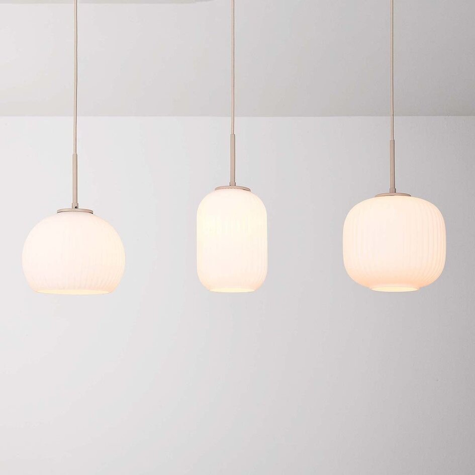 Pendellampa Meliora med tre lampor - beige med räfflat mjölkvitt glas