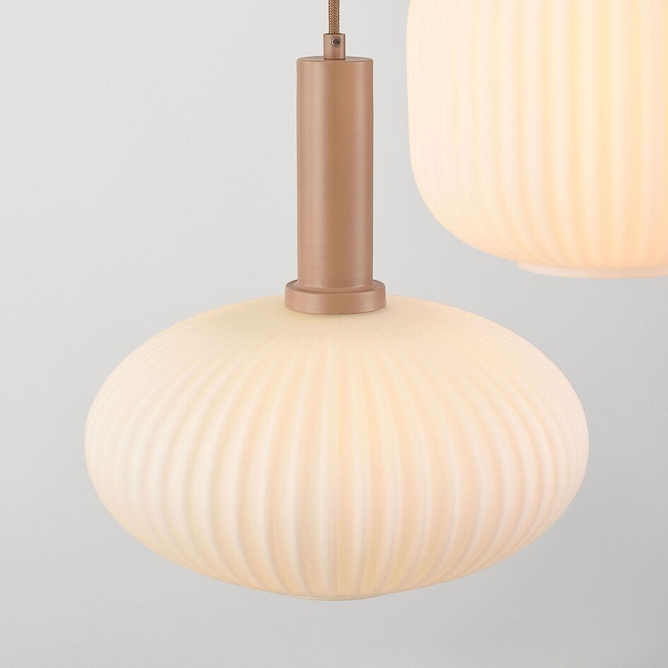 Pendellampa Viola med tre lampor, opalglas och beige