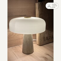 Bordslampa Marlo med vit glaskupa och travertin (natursten)