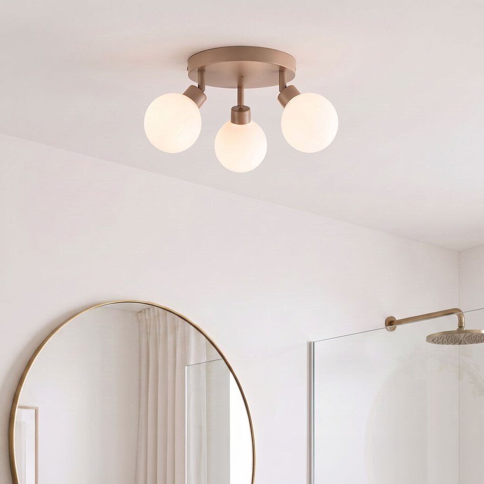 Taklampa Zano med 3 vridbara ljuspunkter i sandbeige med mjölkvitt glas
