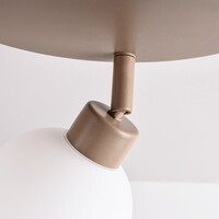 Taklampa Zano med 3 vridbara ljuspunkter i sandbeige med mjölkvitt glas