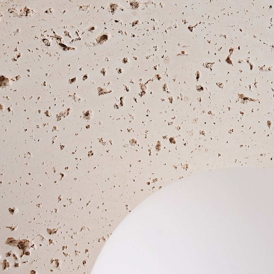 Vägglampa Lucio - travertin (natursten) med glaskula