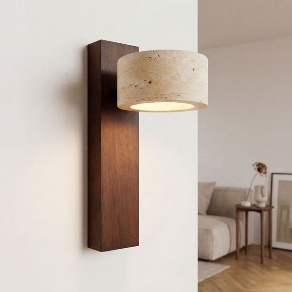 Justerbar vägglampa Flawe med integrerad LED och travertin (natursten) och trä