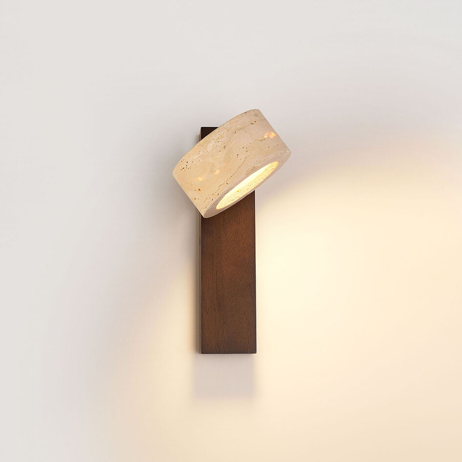 Justerbar vägglampa Flawe med integrerad LED och travertin (natursten) och trä