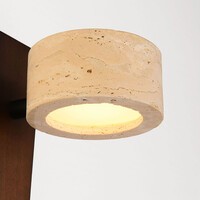 Justerbar vägglampa Flawe med integrerad LED och travertin (natursten) och trä