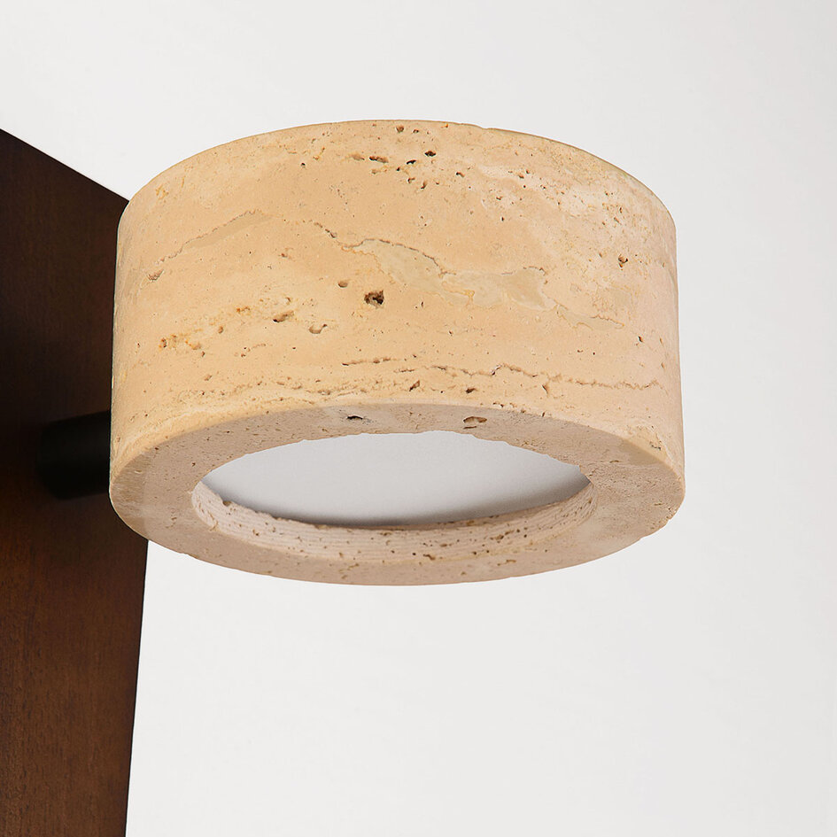 Justerbar vägglampa Flawe med integrerad LED och travertin (natursten) och trä