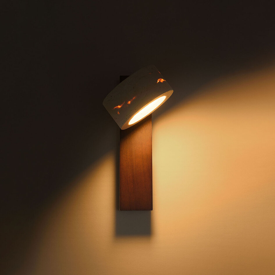 Justerbar vägglampa Flawe med integrerad LED och travertin (natursten) och trä