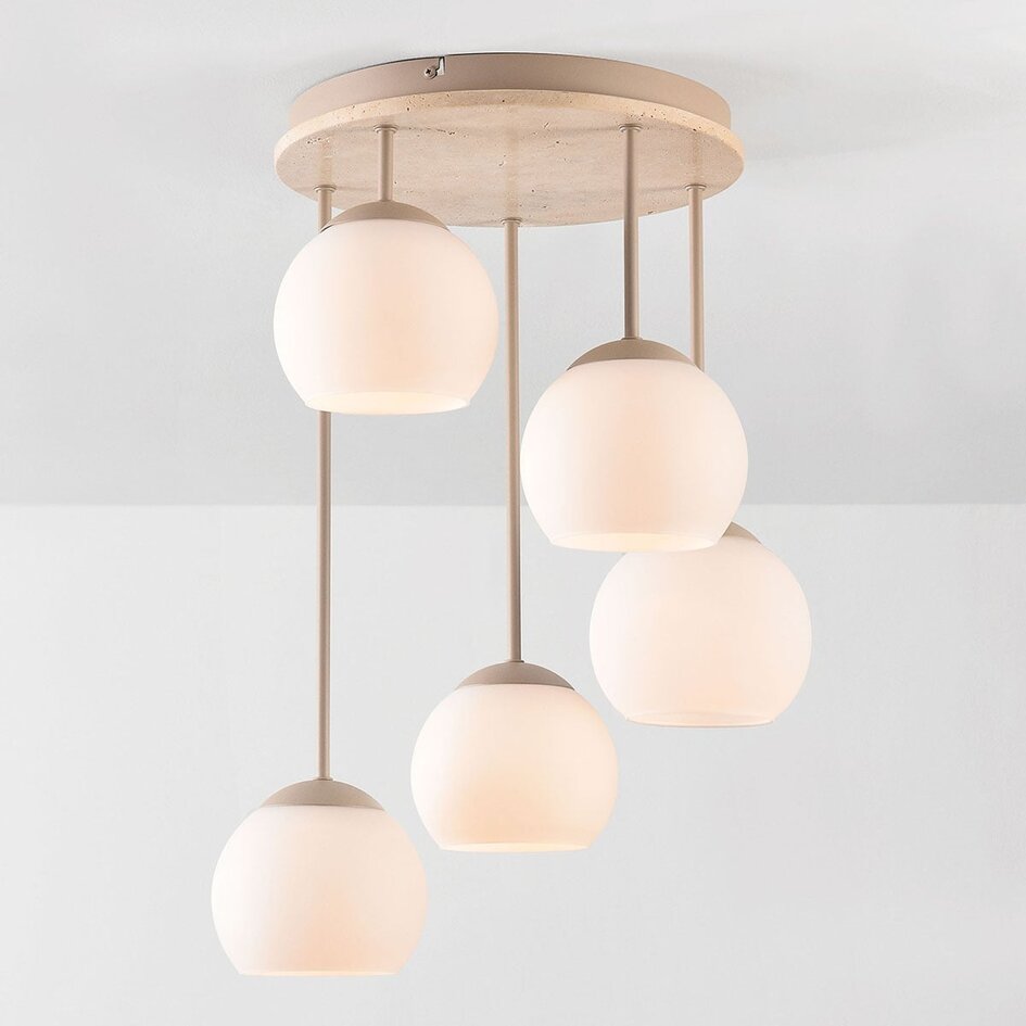 Taklampa Carat i travertin (natursten) med mjölkvitt glas, fem lampor i beige