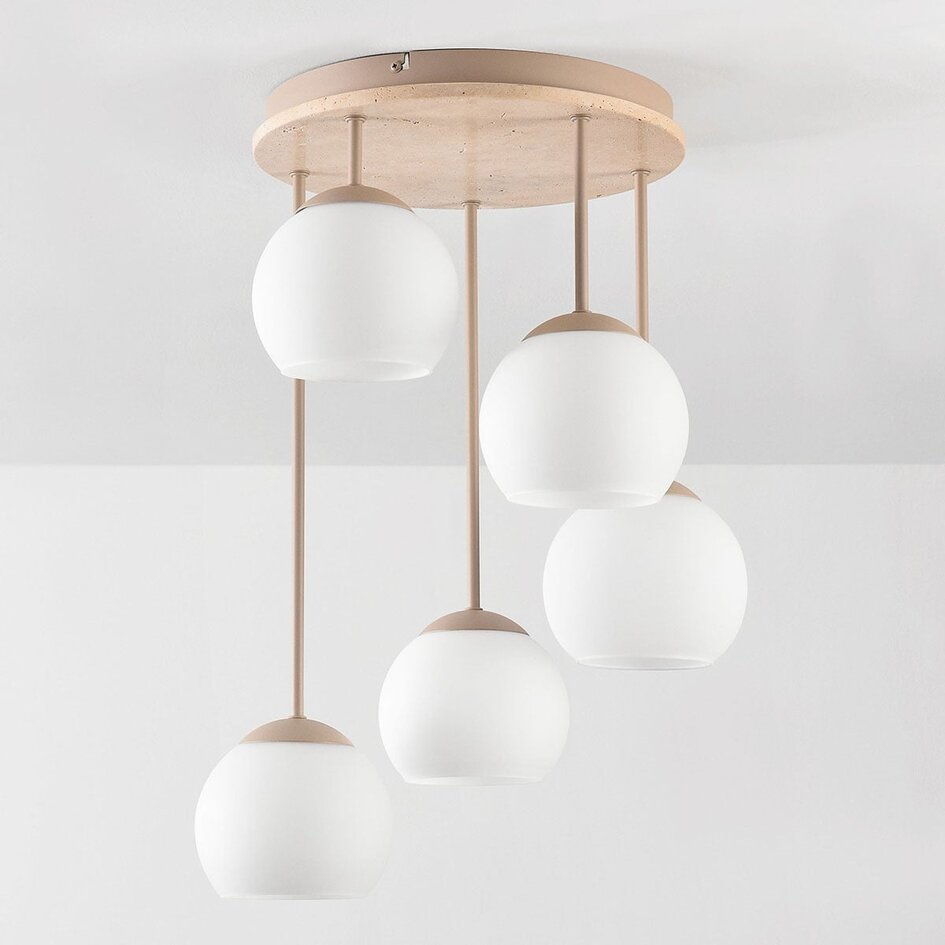 Taklampa Carat i travertin (natursten) med mjölkvitt glas, fem lampor i beige