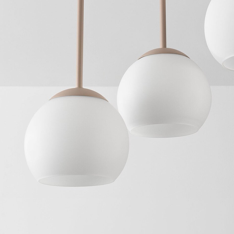 Taklampa Carat i travertin (natursten) med mjölkvitt glas, fem lampor i beige