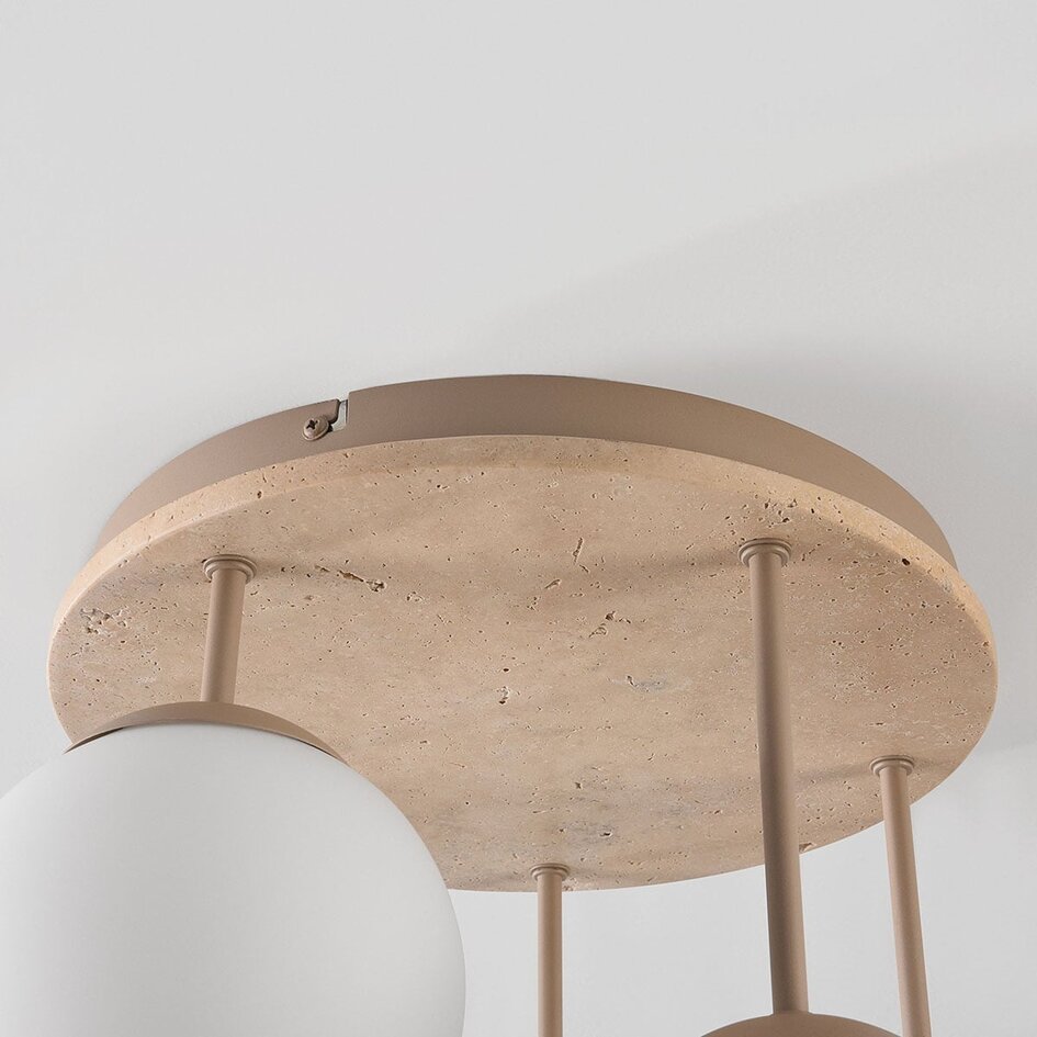 Taklampa Carat i travertin (natursten) med mjölkvitt glas, fem lampor i beige