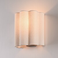 Vägglampa Masja med veckad linneskärm