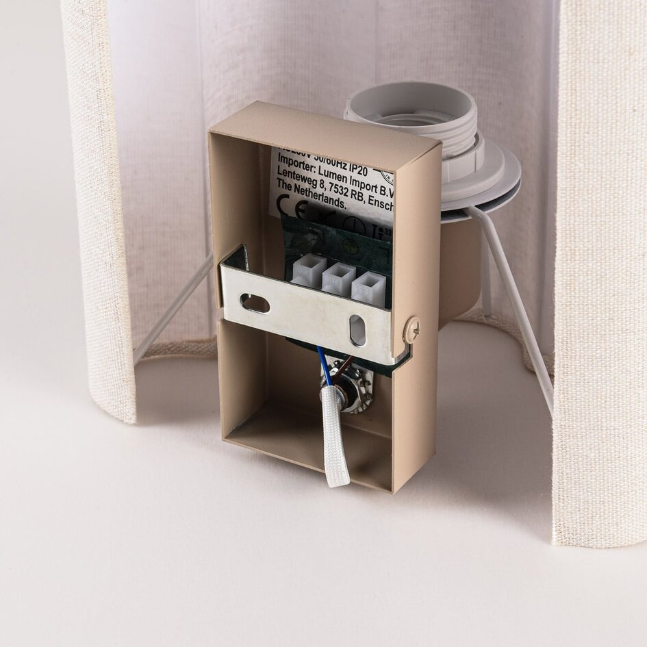 Vägglampa Masja med veckad linneskärm
