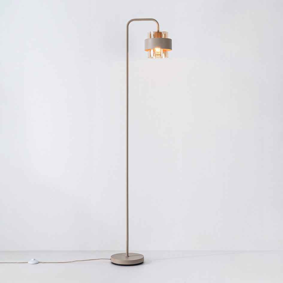 Golvlampa Kodee beige med bärnstensfärgat glas