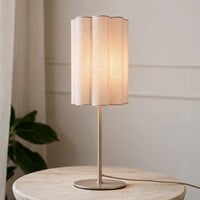 Bordslampa Mirjam med veckad linneskärm - beige