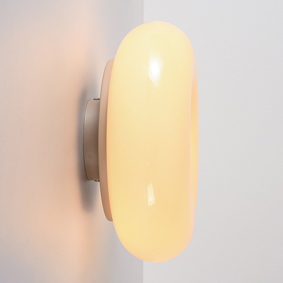 Vägglampa Rosalie med beigt glas